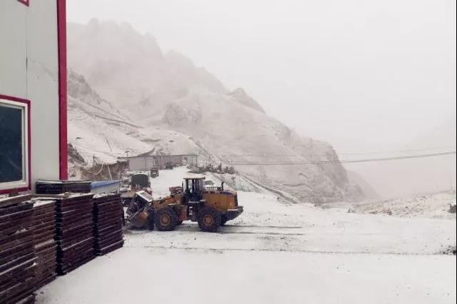 人間四月芳菲盡，山中春雪還復(fù)來
