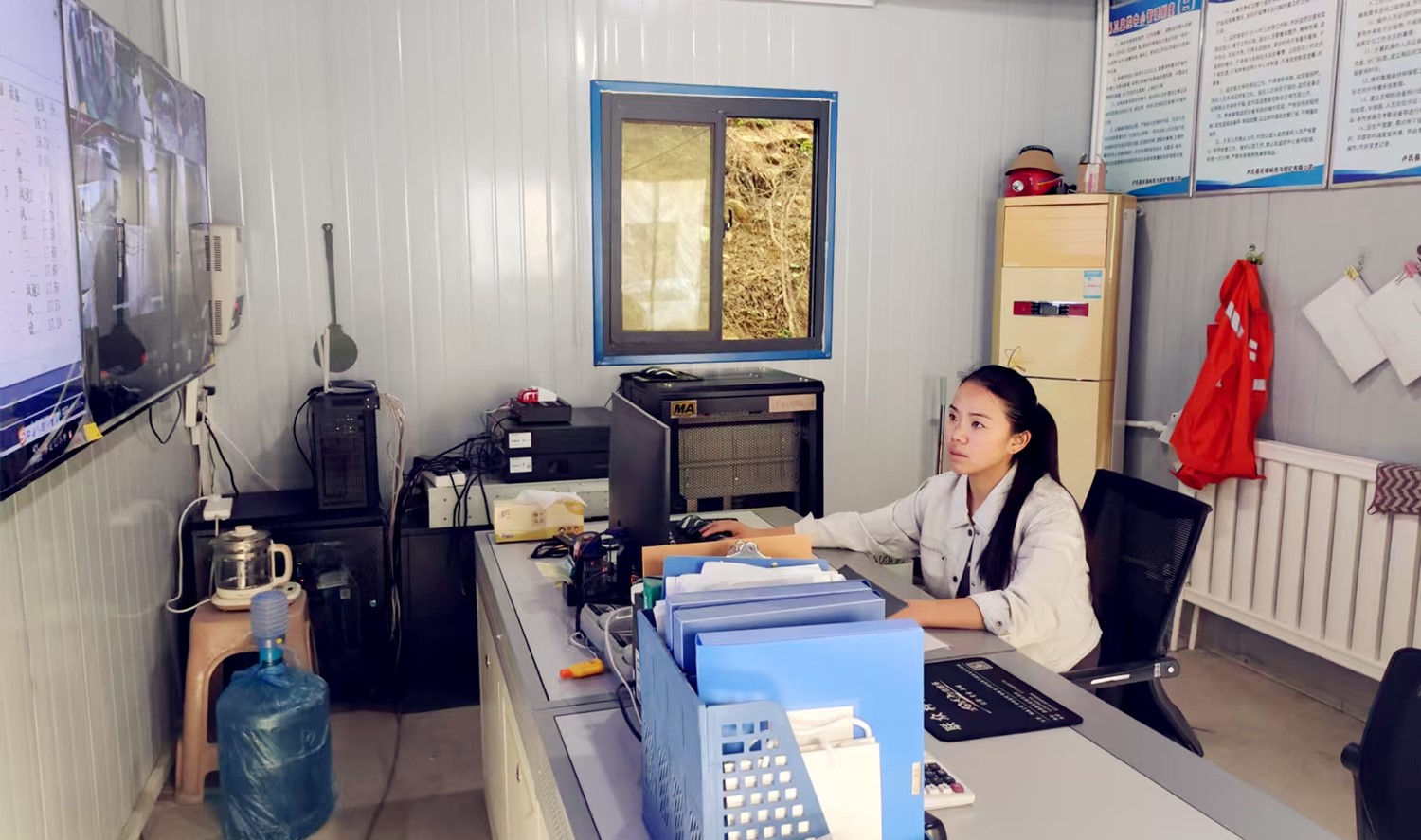 堅守安全防線，綻放巾幗風(fēng)采｜記西溝鐵礦安全監(jiān)控員黃春玲