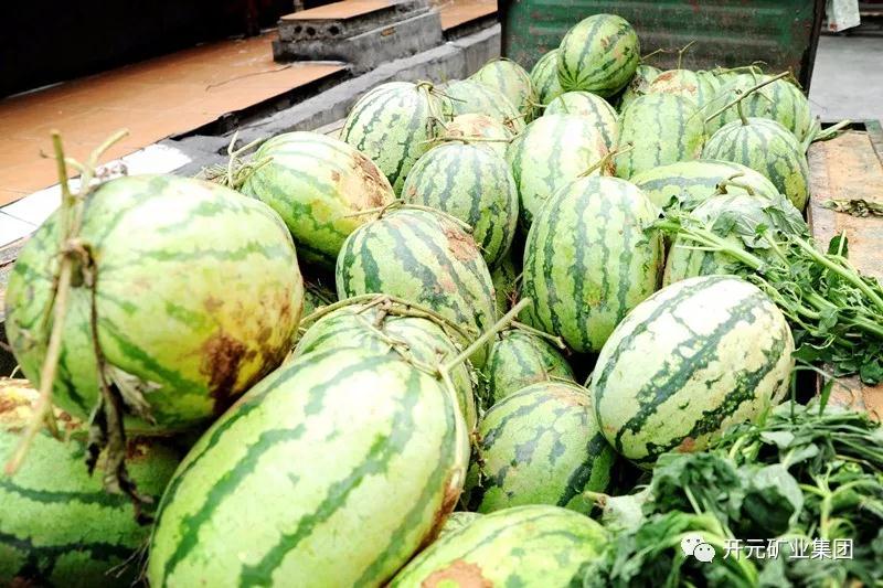 買下一整車西瓜，讓瓜農(nóng)早點(diǎn)回家